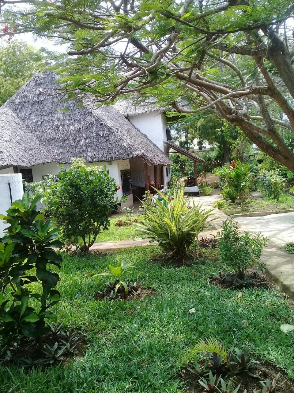 Diani Banda Cottages Diani Beach Eksteriør bilde